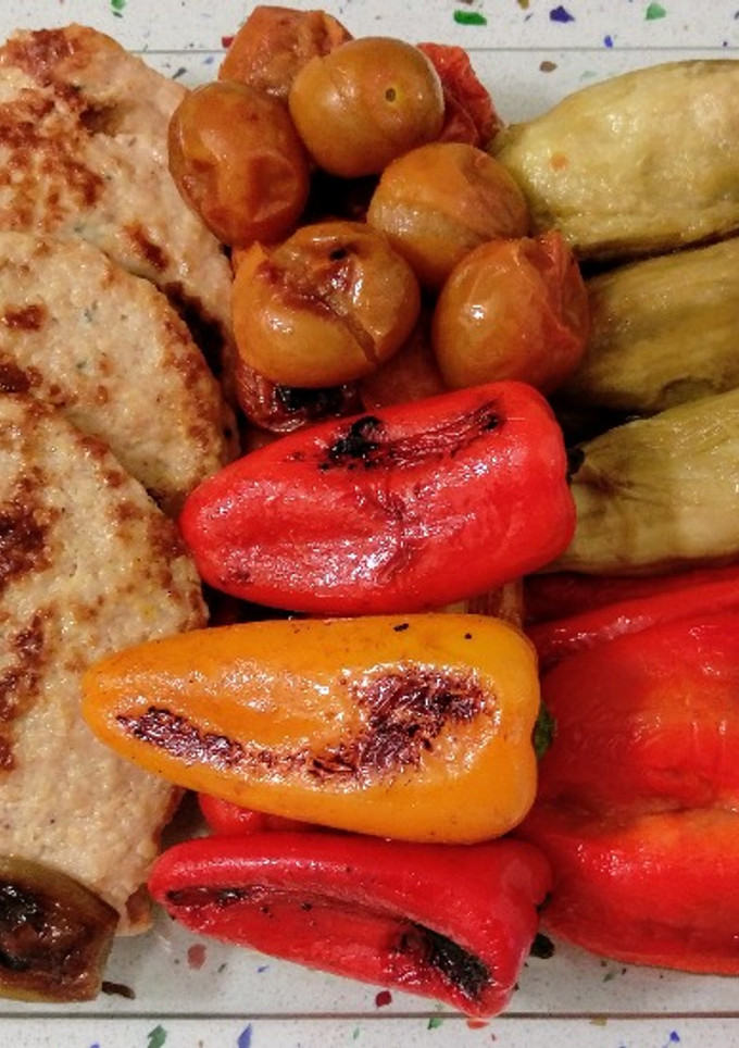 Una foto de Mix de verduras al horno con hamburguesas vegetales y patatas fritas