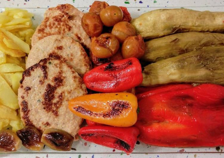 Mix de verduras al horno con hamburguesas vegetales y patatas fritas