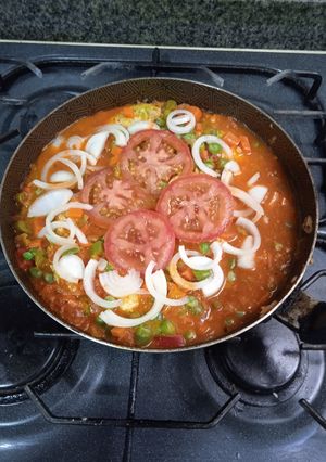 Una foto de Guiso de Pollo🍗 Rojo😋