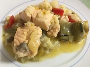 Una foto de alcachofas con salmon