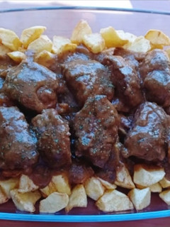 Una foto de Carrillera en salsa con patatas