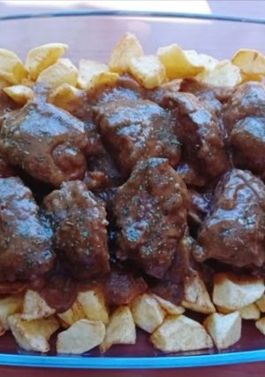 Una foto de Carrillera en salsa con patatas