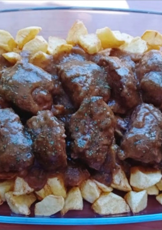 Una foto de Carrillera en salsa con patatas