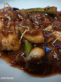 Una foto de Rape en salsa con langostinos y sepia