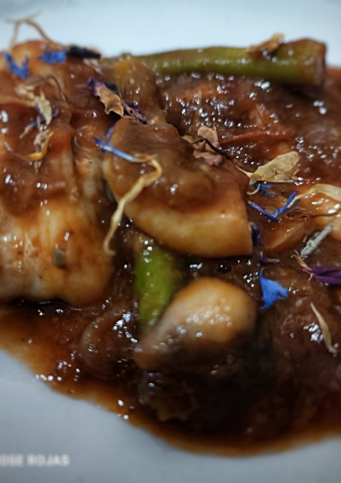 Una foto de Rape en salsa con langostinos y sepia