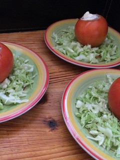 Una foto de Tomates 🍅 rellenos con atún 🐟