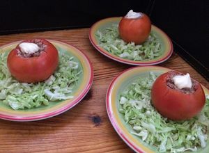 Una foto de Tomates 🍅 rellenos con atún 🐟