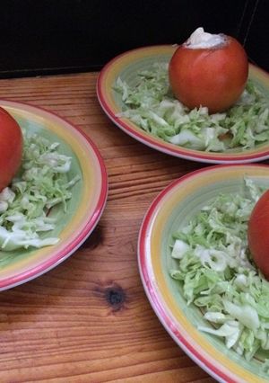 Una foto de Tomates 🍅 rellenos con atún 🐟