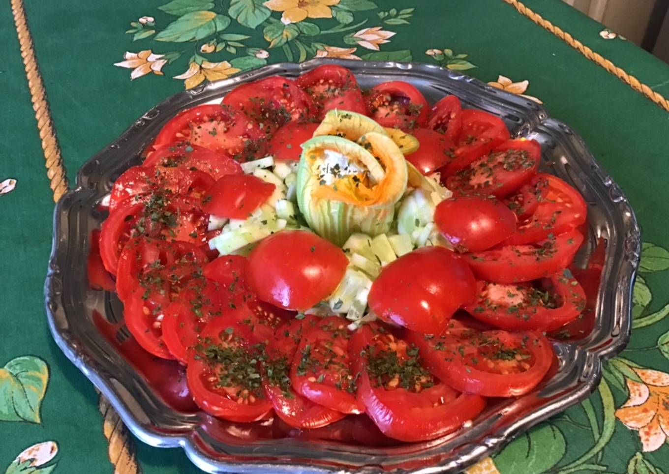 Salade de tomates et concombre à la fleur de courgette farcie fêta