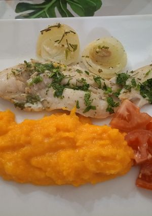 Una foto de Merluza en jugo de naranja y cremoso de calabaza