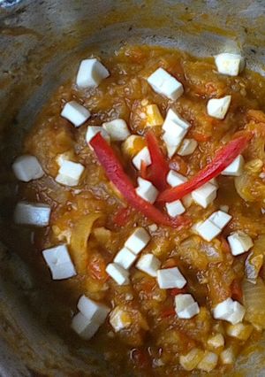 Una foto de Salsa de berenjena y calabacín con trocitos de queso