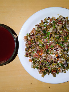 મગ નું સલાડ અને બીટરૂટ જ્યુસ (Mag Nu Salad & Beetroot Juice Recipe In Gujarati) રેસીપી મુખ્ય ફોટો
