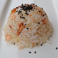 A picture of Salmon Rice Top Sesame Seeds.