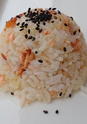 A picture of Salmon Rice Top Sesame Seeds.