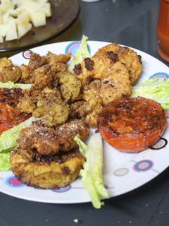 Una foto de Gambas y manzanas rebozadas con tomate