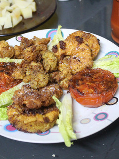 Una foto de Gambas y manzanas rebozadas con tomate