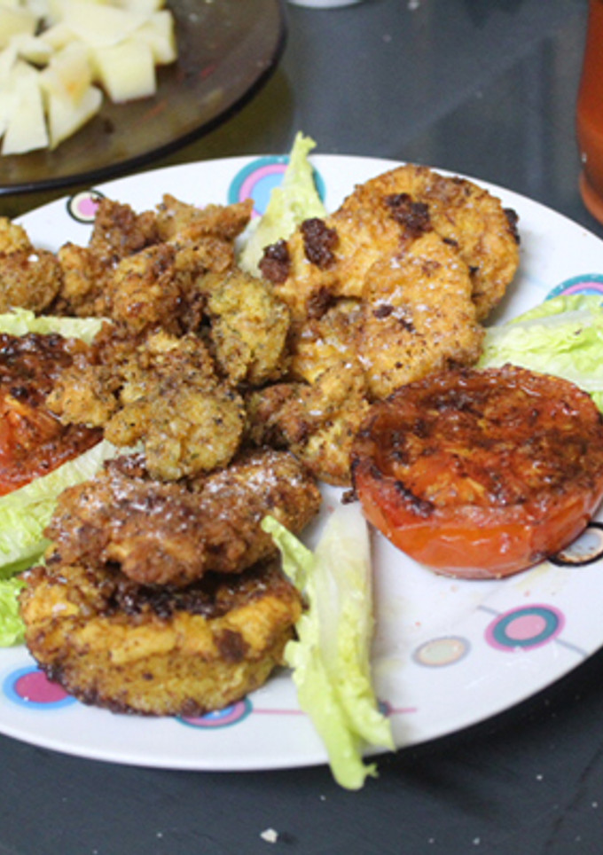 Una foto de Gambas y manzanas rebozadas con tomate