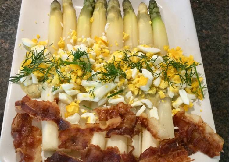 Hvide asparges med blanquettesauce med esdragon, hakket hårdkogt æg med dild og ristet bacon