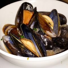 A picture of Mussels in White Wine Sauce.