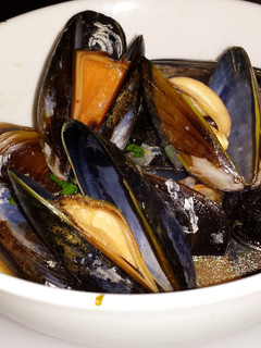 A picture of Mussels in White Wine Sauce.