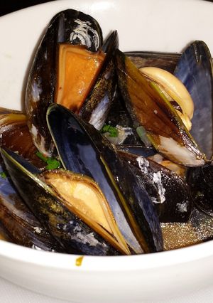 A picture of Mussels in White Wine Sauce.