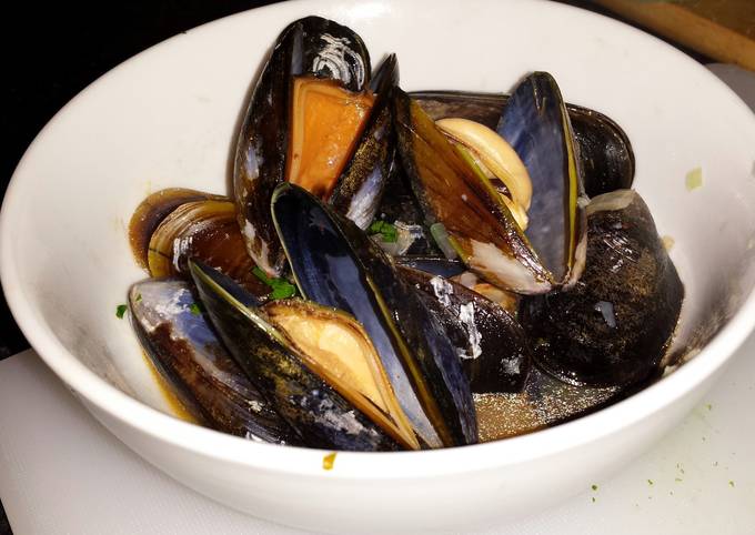 Recipe of Quick Mussels in White Wine Sauce