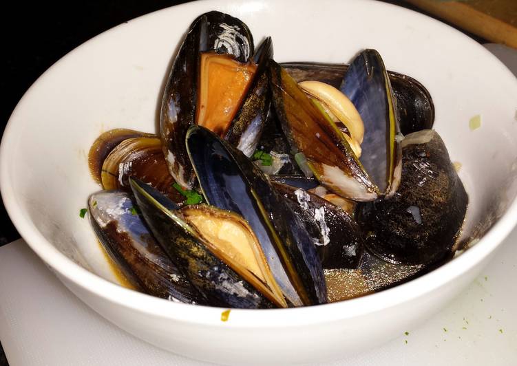 Easiest Way to Make Any-night-of-the-week Mussels in White Wine Sauce