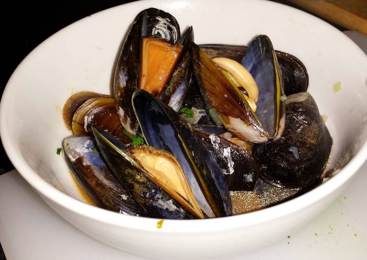 Steps to Prepare Perfect Mussels in White Wine Sauce