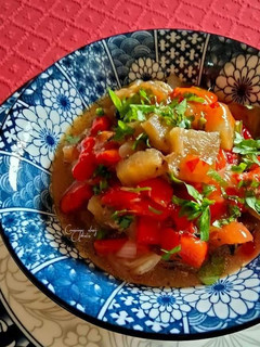 Una foto de Ensalada de pimientos, berenjenas y tomates confitados al horno