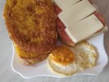 Mic dejun universal cu ou prăjit, frigănele și sandwich cu salam de Sibiu