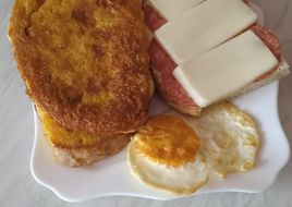 Mic dejun universal cu ou prăjit, frigănele și sandwich cu salam de Sibiu