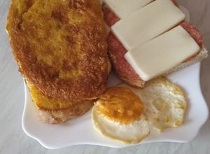 O poză a rețetei Mic dejun universal cu ou prăjit, frigănele și sandwich cu salam de Sibiu.