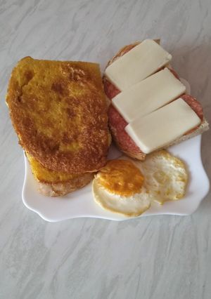 O poză a rețetei Mic dejun universal cu ou prăjit, friganele și sandwich cu salam de Sibiu.