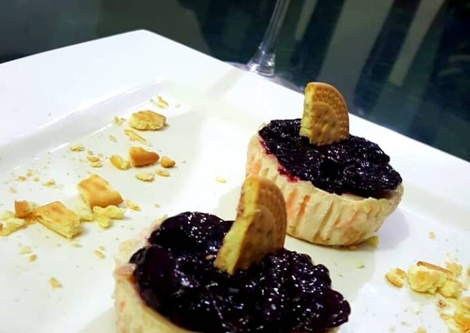 Recipe of Perfect Cherry vanilla cheese cupcakes😋