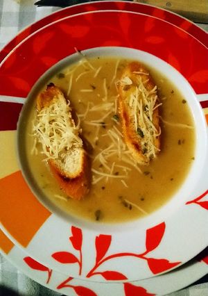 A picture of French Onion Soup.