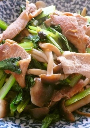 A picture of Stir-Fried Komatsuna and Shimeji Mushooms with Oyster Sauce.
