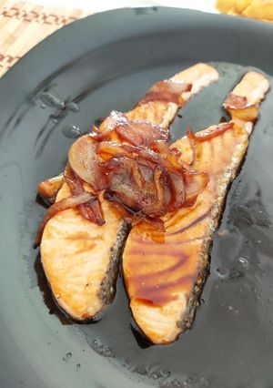 Una foto de Salmón con salsa de soja y miel