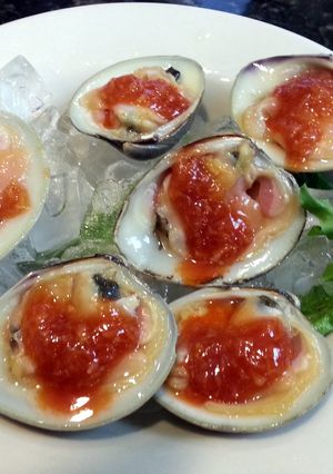 A picture of Raw Clams on the Halfshell.