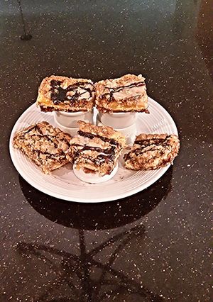 A picture of Fresh Peach Cheesecake Crumble Bars.