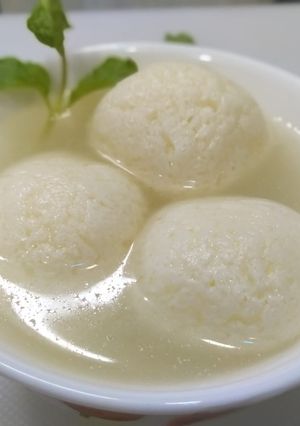 A picture of Homemade Rasgullas.