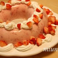 A picture of Yogurt Jelly with Lots of Strawberries.