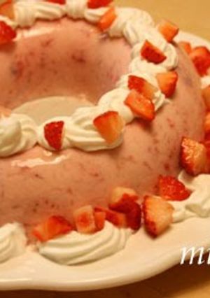 A picture of Yogurt Jelly with Lots of Strawberries.
