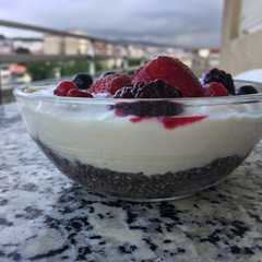 Una foto de Yogur con chía y frutas rojas