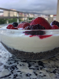 Una foto de Yogur con chía y frutas rojas