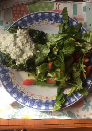 Una foto de Soufflé de espinaca con salsa de hinojo y ensalada