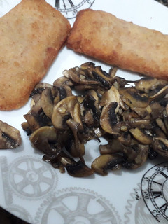 Una foto de San jacobos con champiñones salteados