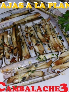Una foto de Navajas a la plancha con ajo y perejil