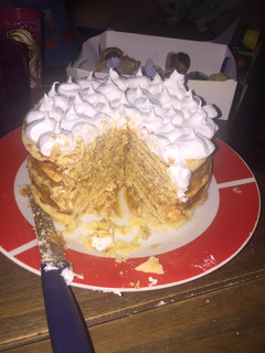 Una foto de Torta Rogel o torta Alfajor
