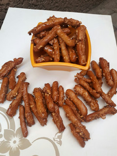 A picture of Crunchy peanut cookies.