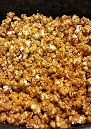 A picture of Easy Caramel Popcorn.